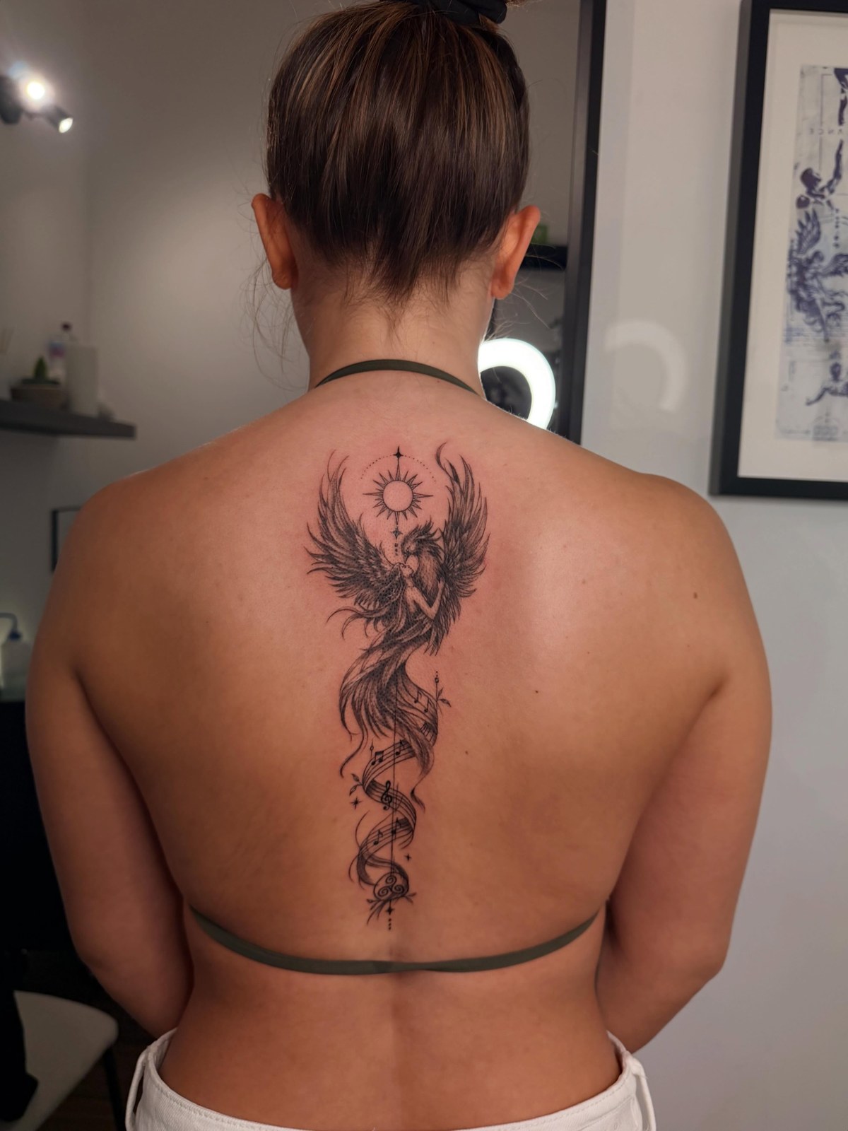 Tatuagem de fénix nas costas, trabalho publicado por Marcelo Jorge